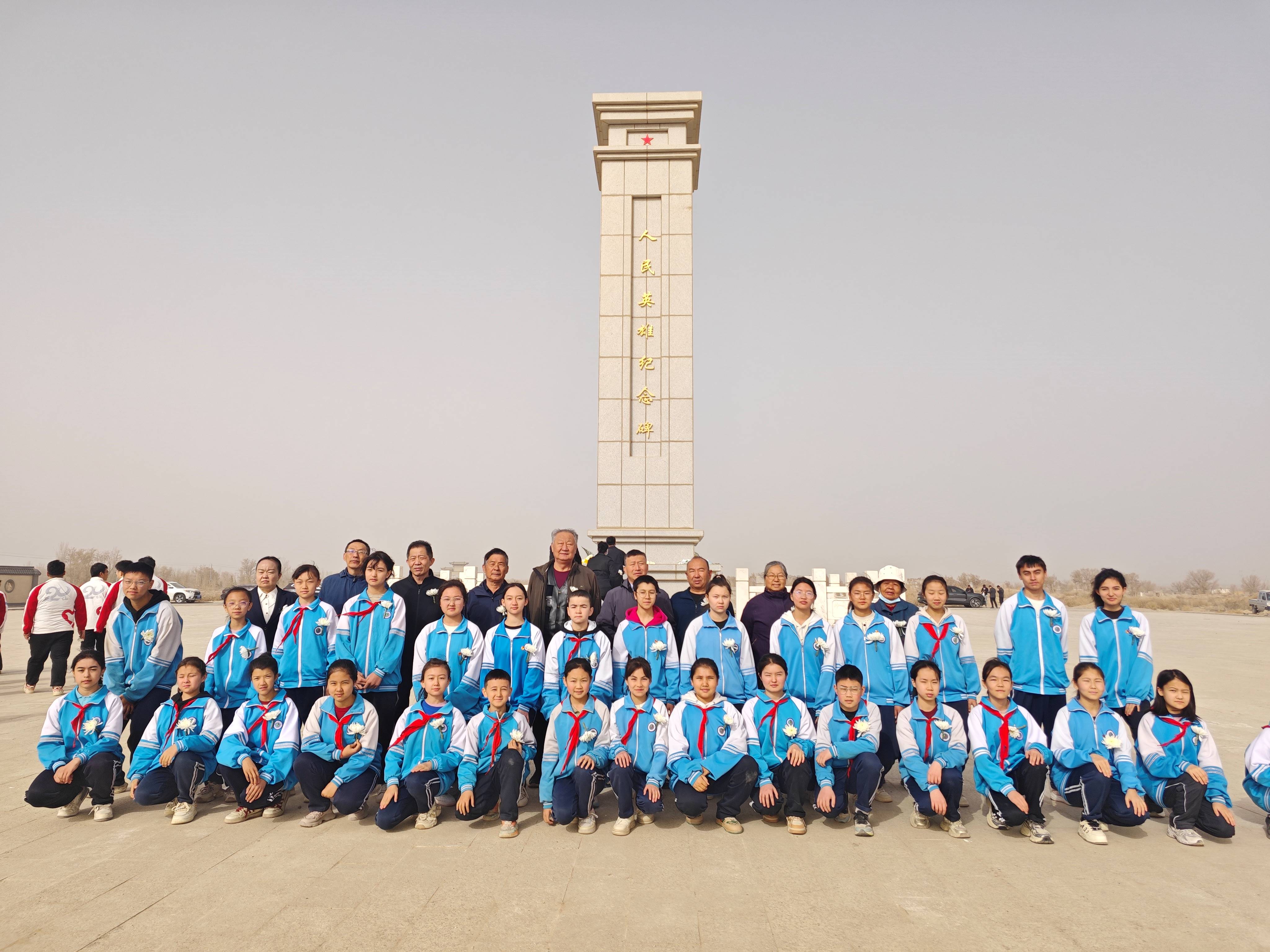 第三師圖木舒克市關工委聯(lián)合開展“緬懷先烈寄哀思·紅色薪火永傳承”祭英烈主題紀念活動