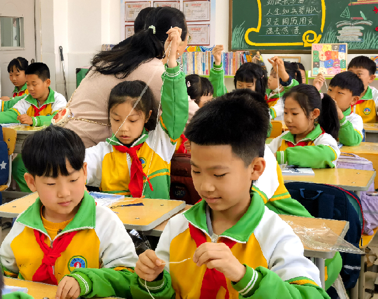 河北省秦皇島市旅游文廣局關工委開展世界讀書日暨圖書館服務宣傳周傳統(tǒng)文化進校園活動