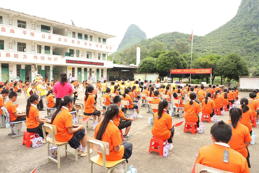 老少牽手 情暖童心 ——柳州市關工委舉辦紀念抗戰(zhàn)勝利八十周年主題活動走進柳城縣伏虎華僑農場小學專場