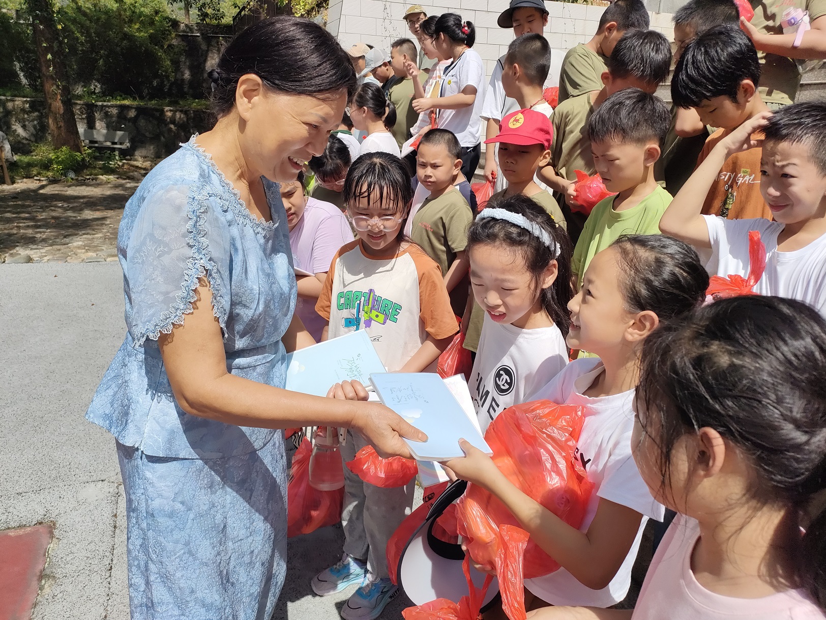 關(guān)愛守護潤童心，夏令營里助成長