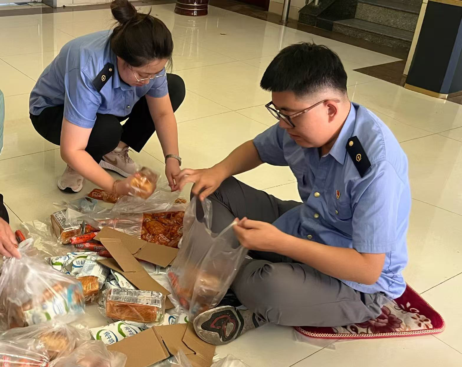 雨水無情人有情，青春無悔見真情——呼和局集團公司呼和房建公寓段年青職工一線風(fēng)采寫實