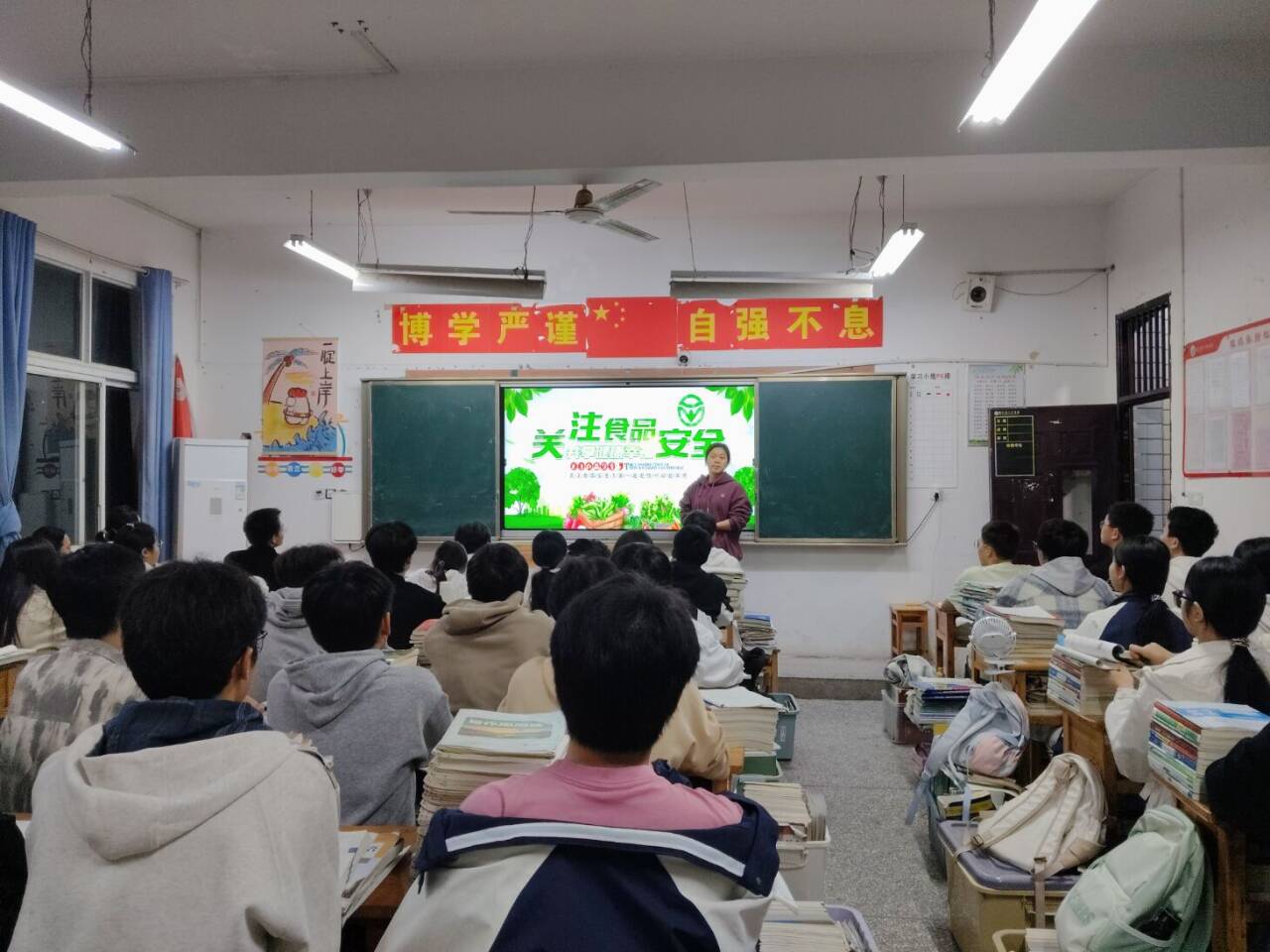 墊江八中關(guān)工委組織開展食品安全主題班會(huì)活動(dòng)