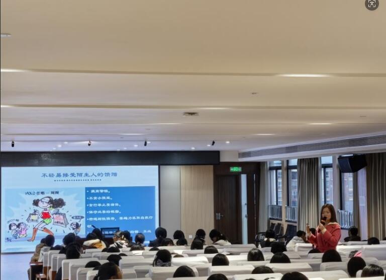 重慶市墊江八中關工委組織召開女生工作會