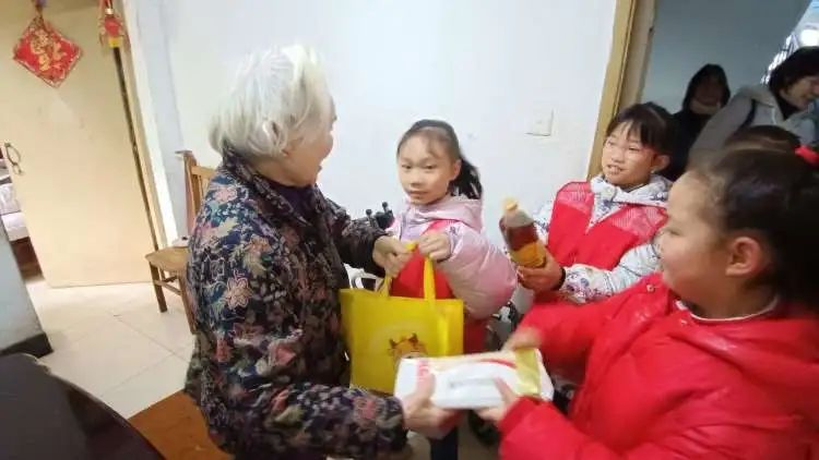 四川省成都市金牛區(qū)福源社區(qū)關(guān)工委開展“關(guān)愛困難高齡老人 小小志愿者在行動(dòng)”活動(dòng)