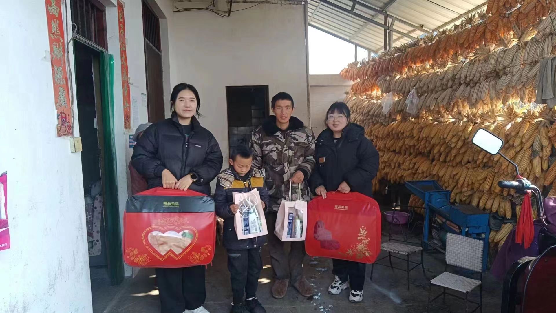 新春送關(guān)愛 | 四川省涼山州甘洛縣田壩鎮(zhèn)關(guān)工委開展“老少牽手·溫暖同心”暖冬行動(dòng)