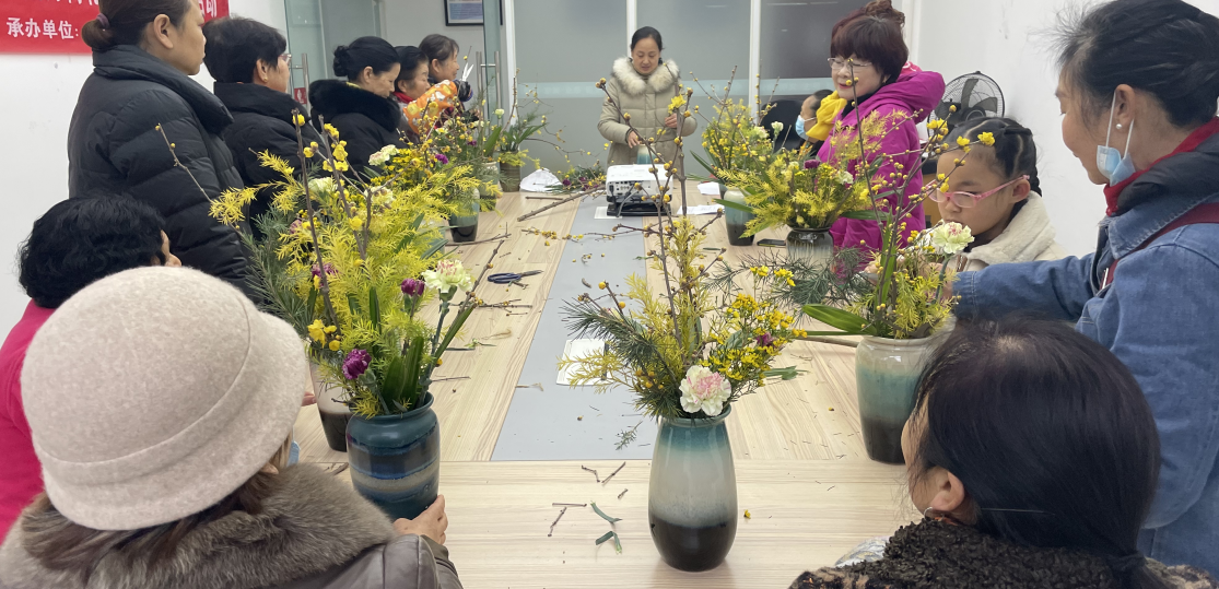四川省成都市金牛區(qū)興盛社區(qū)關工委開展“小寒迎新年 臘月梅花開”中式花藝活動