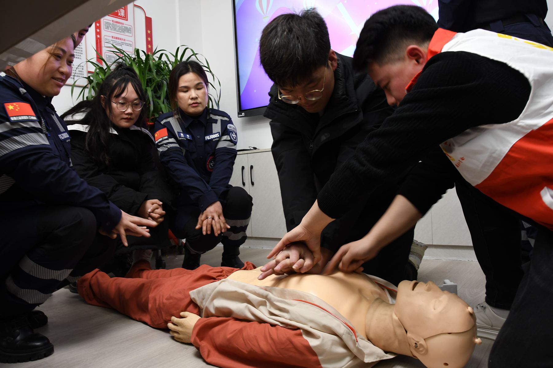 阜南縣關(guān)工委聯(lián)合縣紅十字會開展“關(guān)愛生命·救在身邊”應(yīng)急救護知識培訓(xùn)