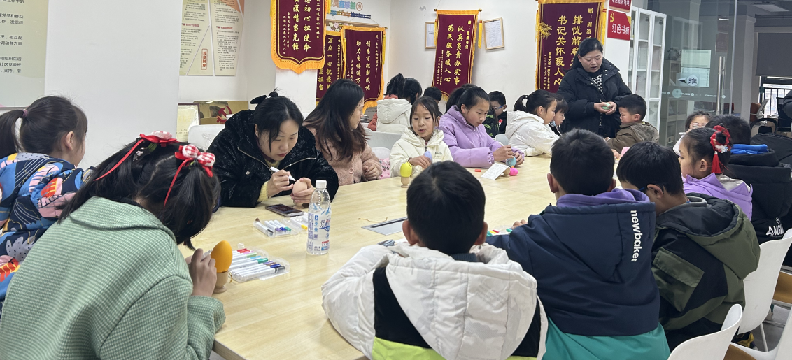 四川省成都市金牛區(qū)賽云臺社區(qū)關(guān)工委開展“巧手‘畫元旦’ 趣味賀新年”活動