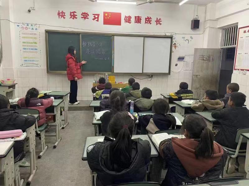 四川省涼山州甘洛縣嘎日鄉(xiāng)關(guān)工委組織開展“預(yù)防青少年違法犯罪”班會活動