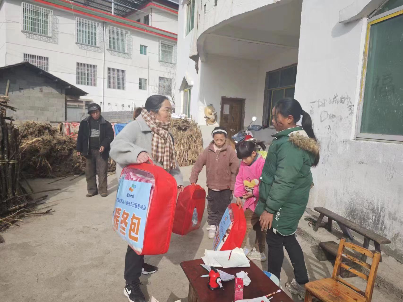 新春送關(guān)愛 | 四川省涼山州甘洛縣關(guān)工委開展“老少牽手·溫暖童心”暖冬行動(dòng)