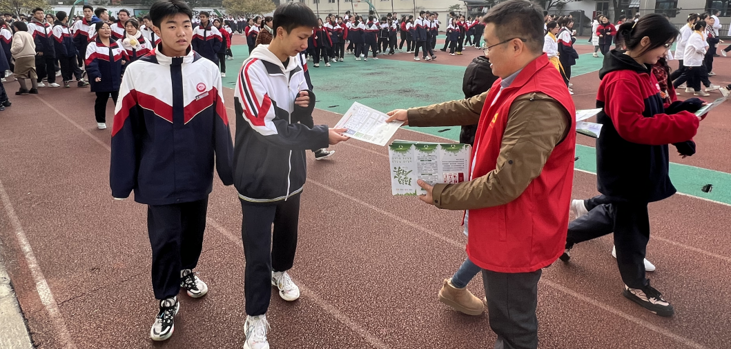 四川省成都市金牛區(qū)棗子巷社區(qū)關工委開展“我們的幸福棗巷-垃圾分類大家行”活動