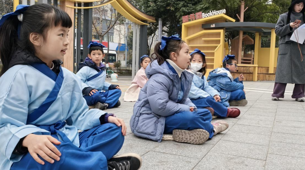 四川省成都市金牛區(qū)花照壁社區(qū)關工委開展“童夢花照”道具制作、演繹排練活動