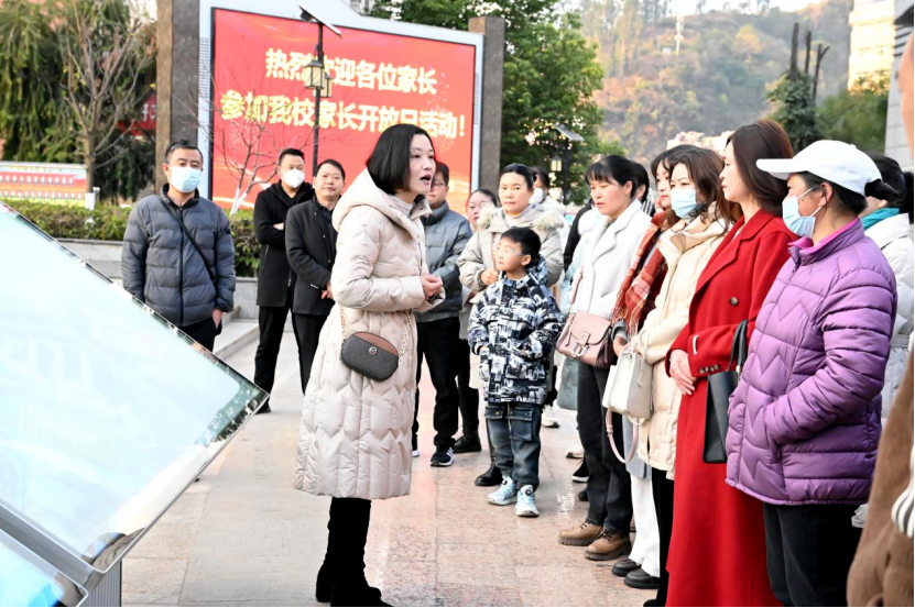 會東縣開展“家校攜手育桃李，齊心協(xié)力創(chuàng)輝煌”活動