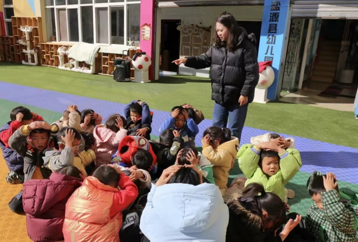 四川省涼山州鹽源縣關(guān)工委聯(lián)合縣幼兒園開展防震減災(zāi)應(yīng)急疏散演練