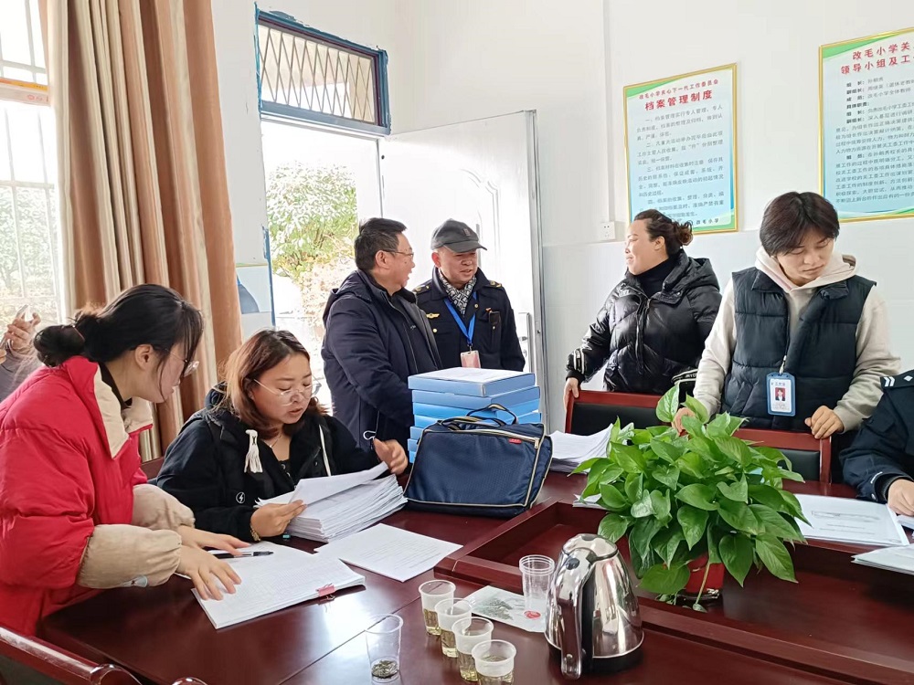 貴陽市花溪區(qū)孟關(guān)鄉(xiāng)關(guān)工委進行校園安全檢查