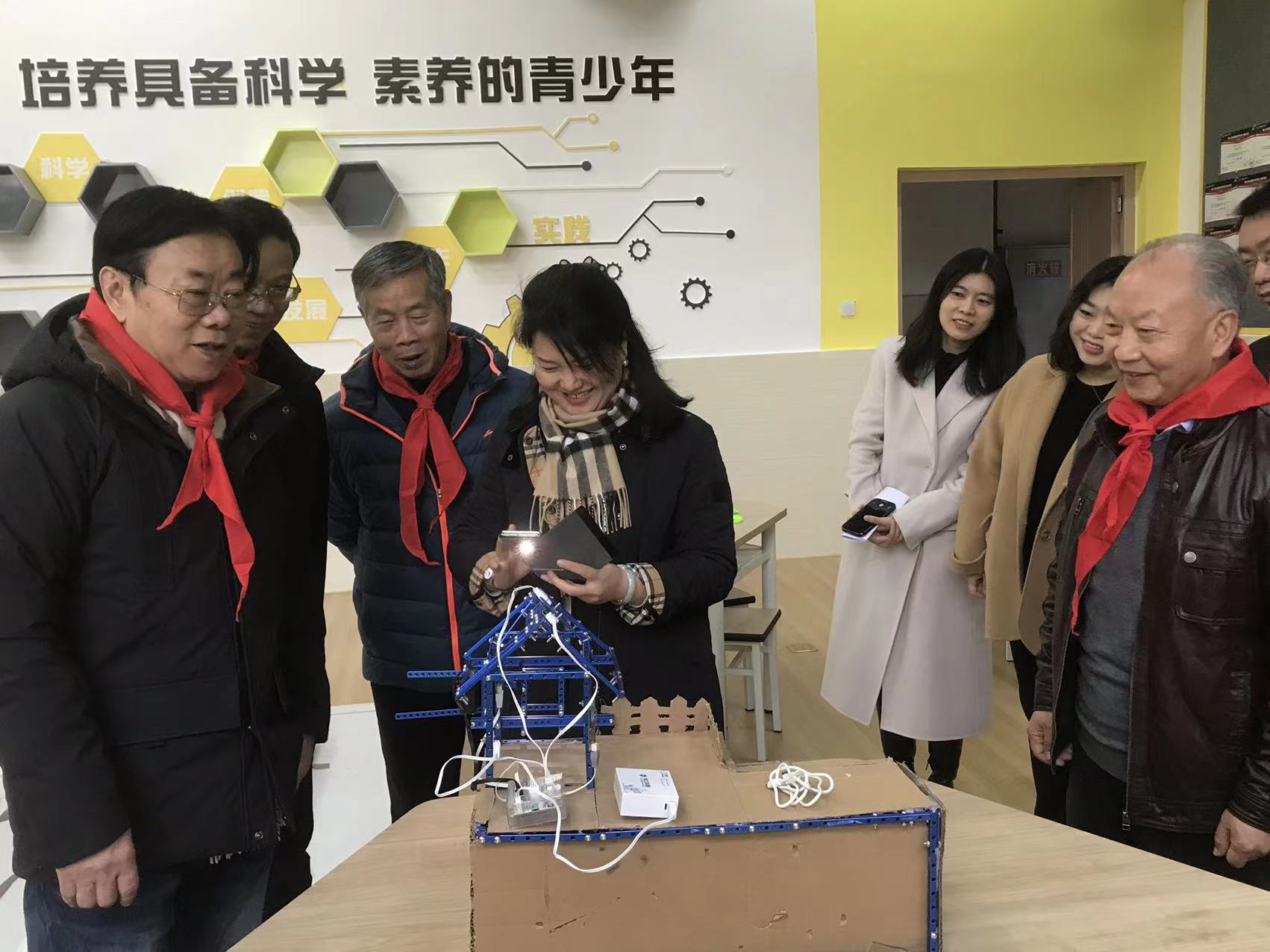 四川省成都市關工委、金牛區(qū)關工委開展“關愛情 暖冬行”活動