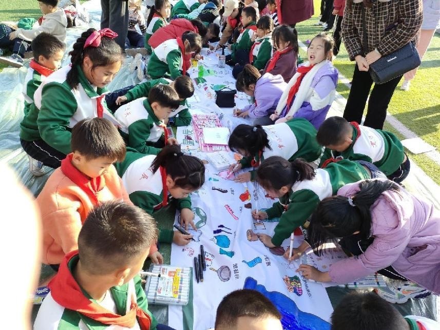 貴陽市花溪區(qū)金筑街道關(guān)工委開展“垃圾分類”進(jìn)校園宣傳活動
