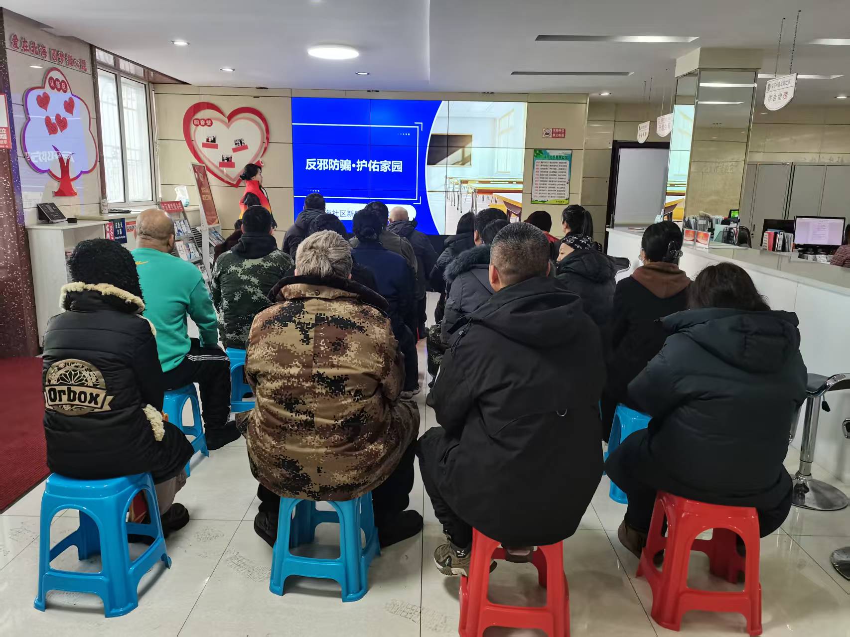 黑龍江省牡丹江市綏芬河市北海社區(qū)關(guān)工委開展“反邪防騙·護佑家園”主題知識講座