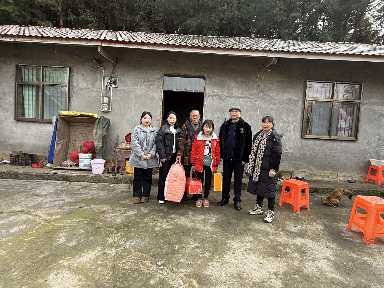 四川省自貢市富順縣悅童社工中心攜手艾家村關(guān)工委開展困境女童走訪慰問活動