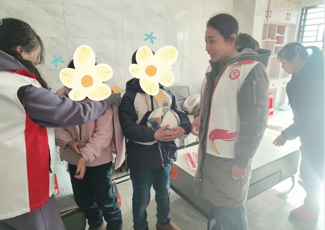 江西省撫州市崇仁縣：“愛(ài)心爸媽”走訪慰問(wèn)困境家庭兒童