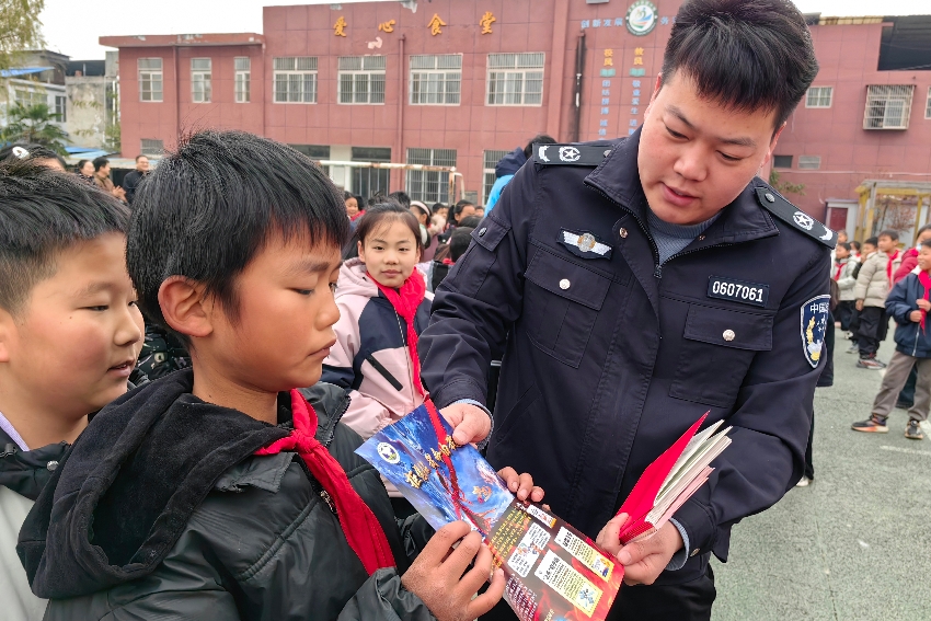 安徽省阜陽(yáng)市阜南縣于集鄉(xiāng)關(guān)工委聯(lián)合開(kāi)展“毒品一日不絕，禁毒一刻不止”主題進(jìn)校園宣教活動(dòng)