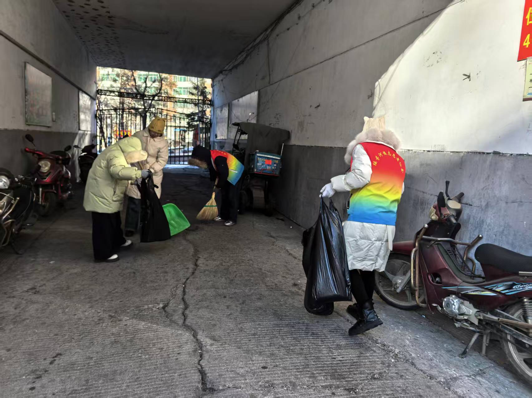 黑龍江省牡丹江市綏芬河市永安社區(qū)關(guān)工委開展“志愿清掃暖人心 小區(qū)環(huán)境煥新顏”志愿服務(wù)活動