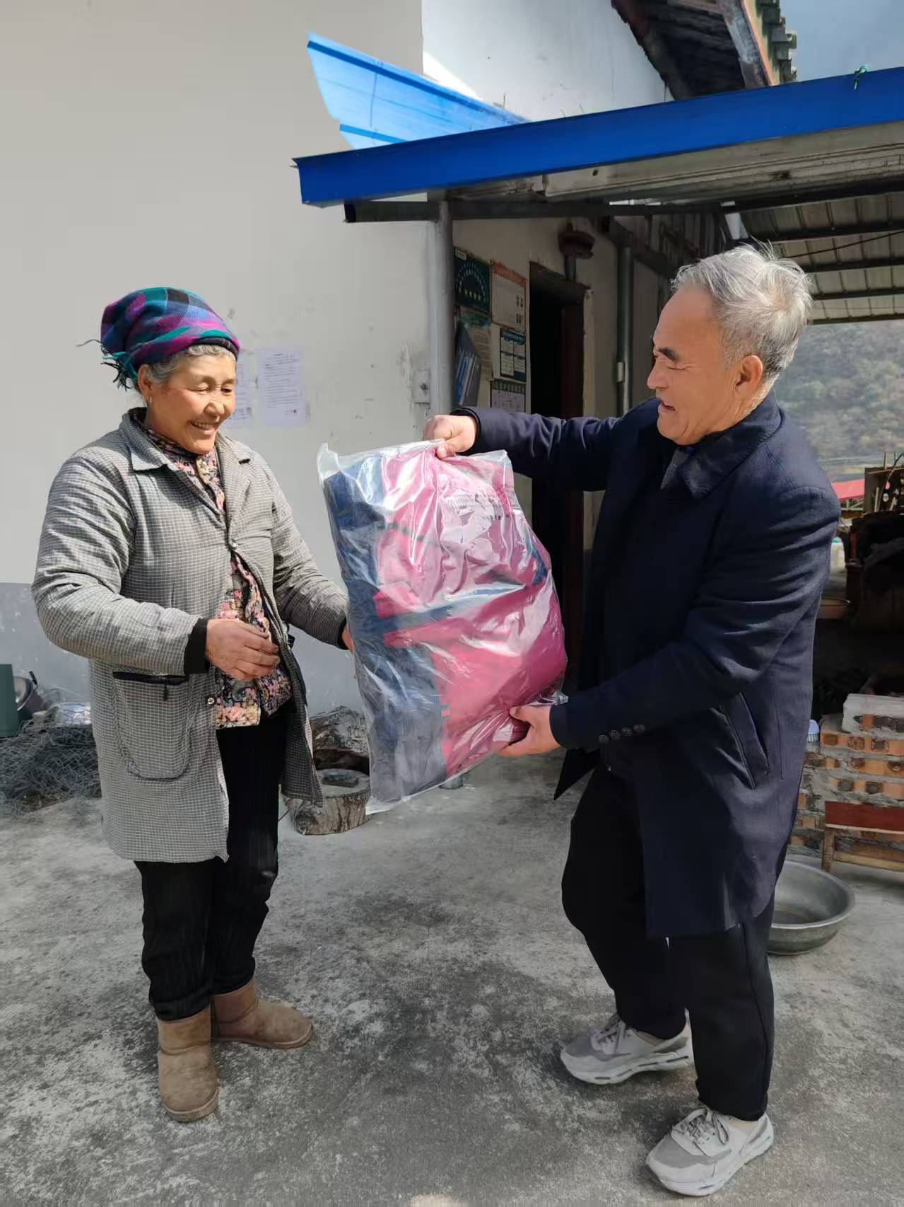 情暖深山 愛潤心田——四川涼山州甘洛縣關(guān)工委組織“五老”烏斯大橋鎮(zhèn)開展“關(guān)愛孤寡老人、呵護困境兒童”專項慰問活動