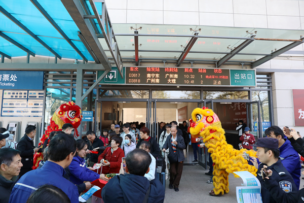 中國(guó)鐵路南寧局集團(tuán)有限公司關(guān)工委——春運(yùn)首日傳溫情 多方聯(lián)動(dòng)護(hù)平安