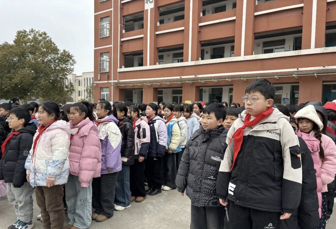 江蘇省徐州市銅山區(qū)長安路小學(xué)關(guān)工委聘請(qǐng)銅山區(qū)工業(yè)園區(qū)派出所民警杜林峰對(duì)師生們開展安全教育講座