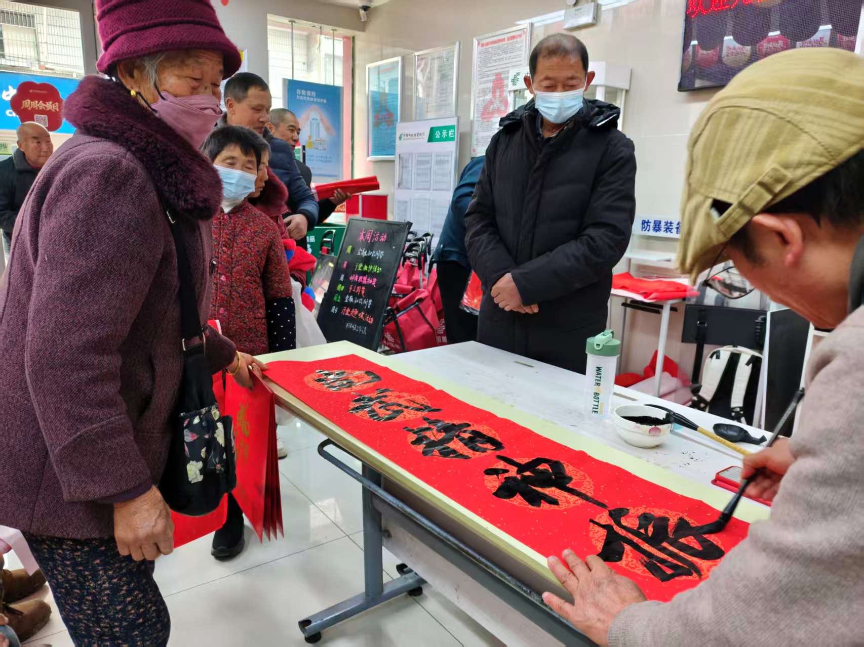 安徽省合肥市肥東縣白龍鎮(zhèn)關(guān)工委組織“五老”書法愛好者開展送春聯(lián)活動(dòng)