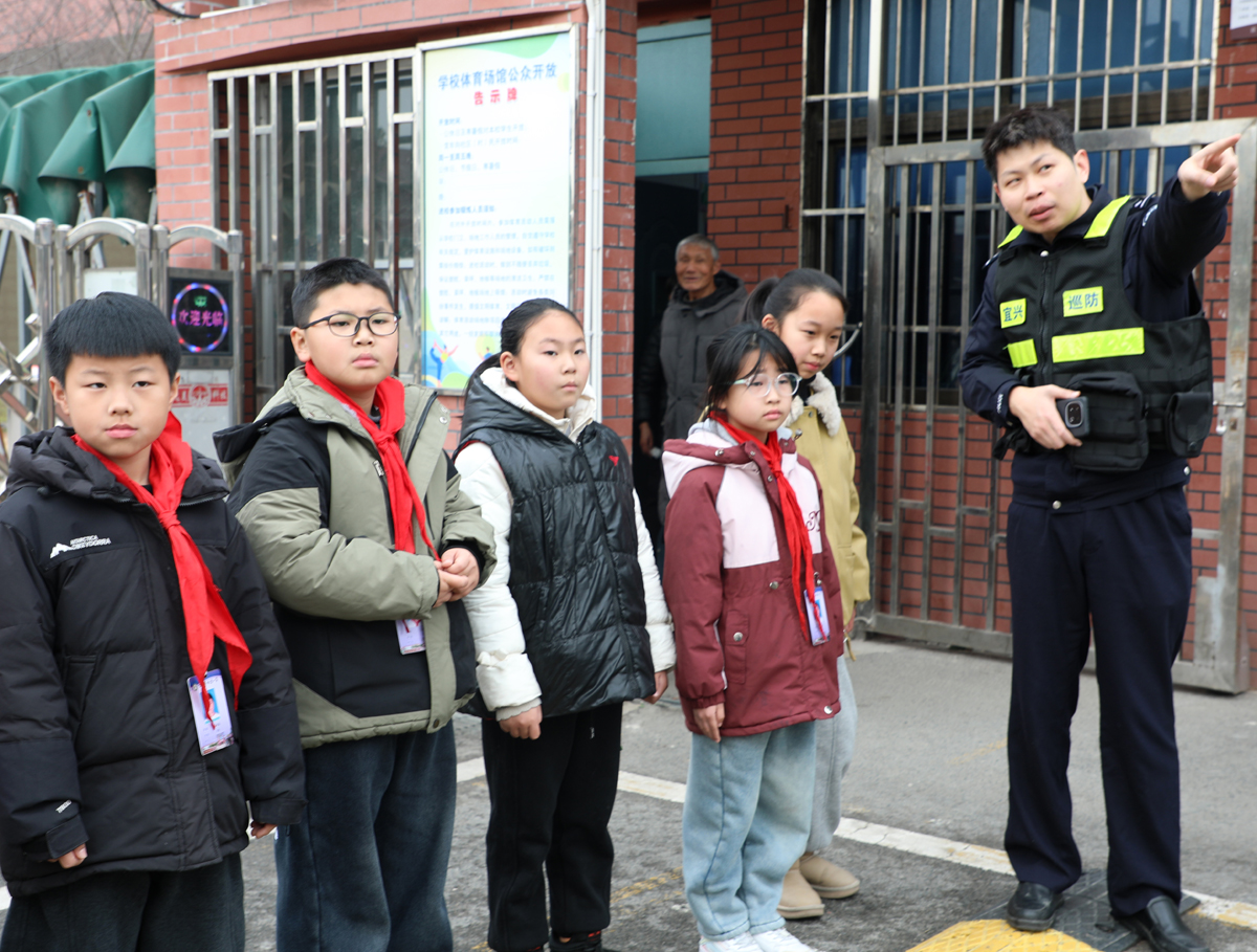 部門聯(lián)動(dòng)進(jìn)校園 安全護(hù)航暖寒假——江蘇省宜興市楊巷鎮(zhèn)司法所、派出所、關(guān)工委聯(lián)合走進(jìn)楊巷小學(xué)，開展寒假安全教育活動(dòng)
