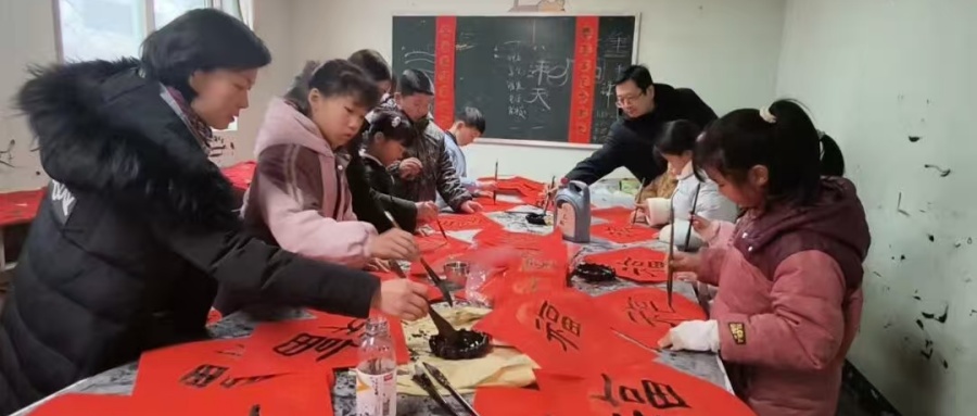 墨香潤新苗 春聯(lián)送福來——江蘇省徐州市銅山區(qū)沿湖街道關(guān)工委開展送春聯(lián)活動(dòng)