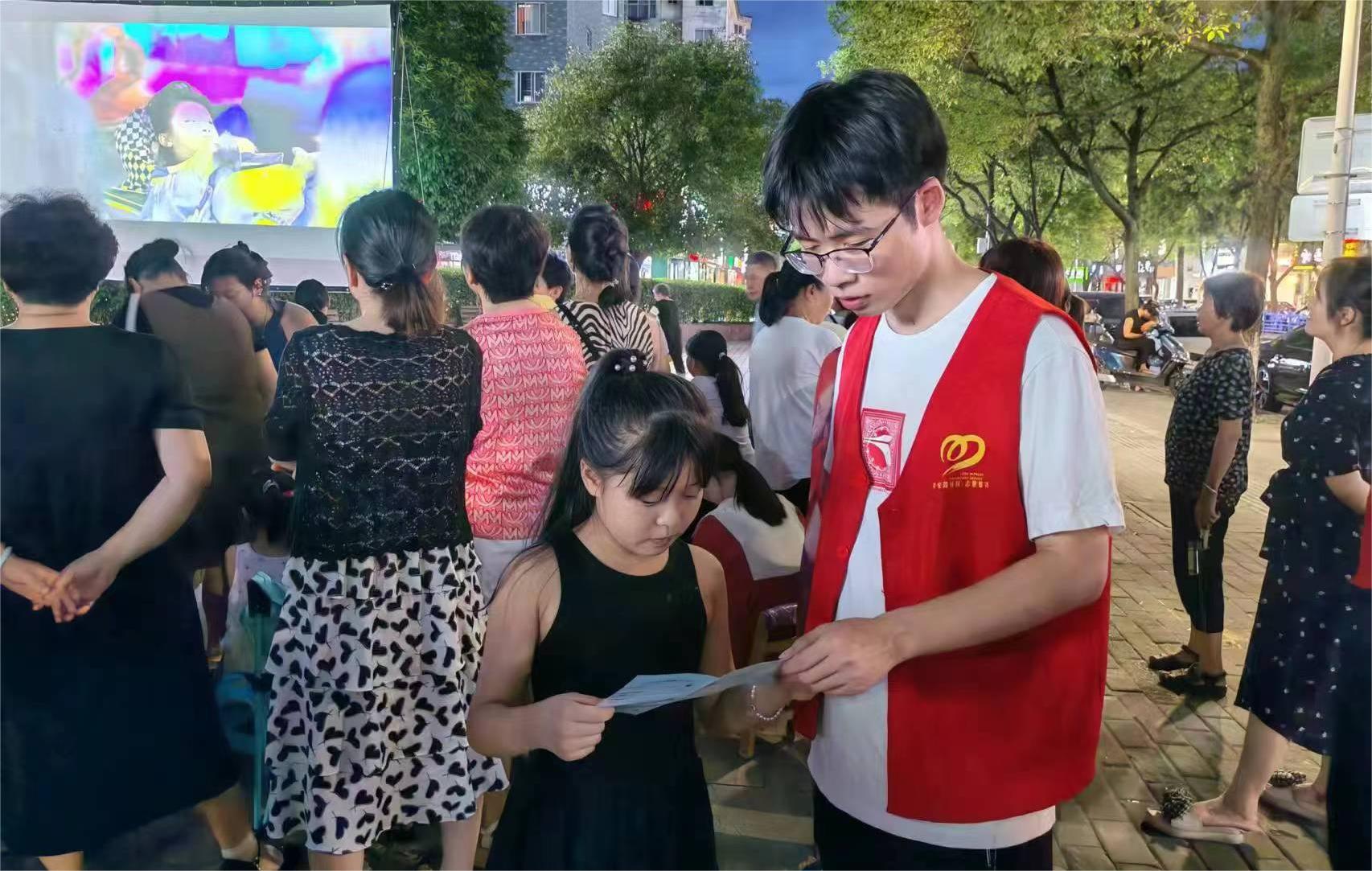 江西省新余市渝水區(qū)城北街道平安路社區(qū)關(guān)工委開(kāi)展露天公益電影進(jìn)社區(qū)活動(dòng)