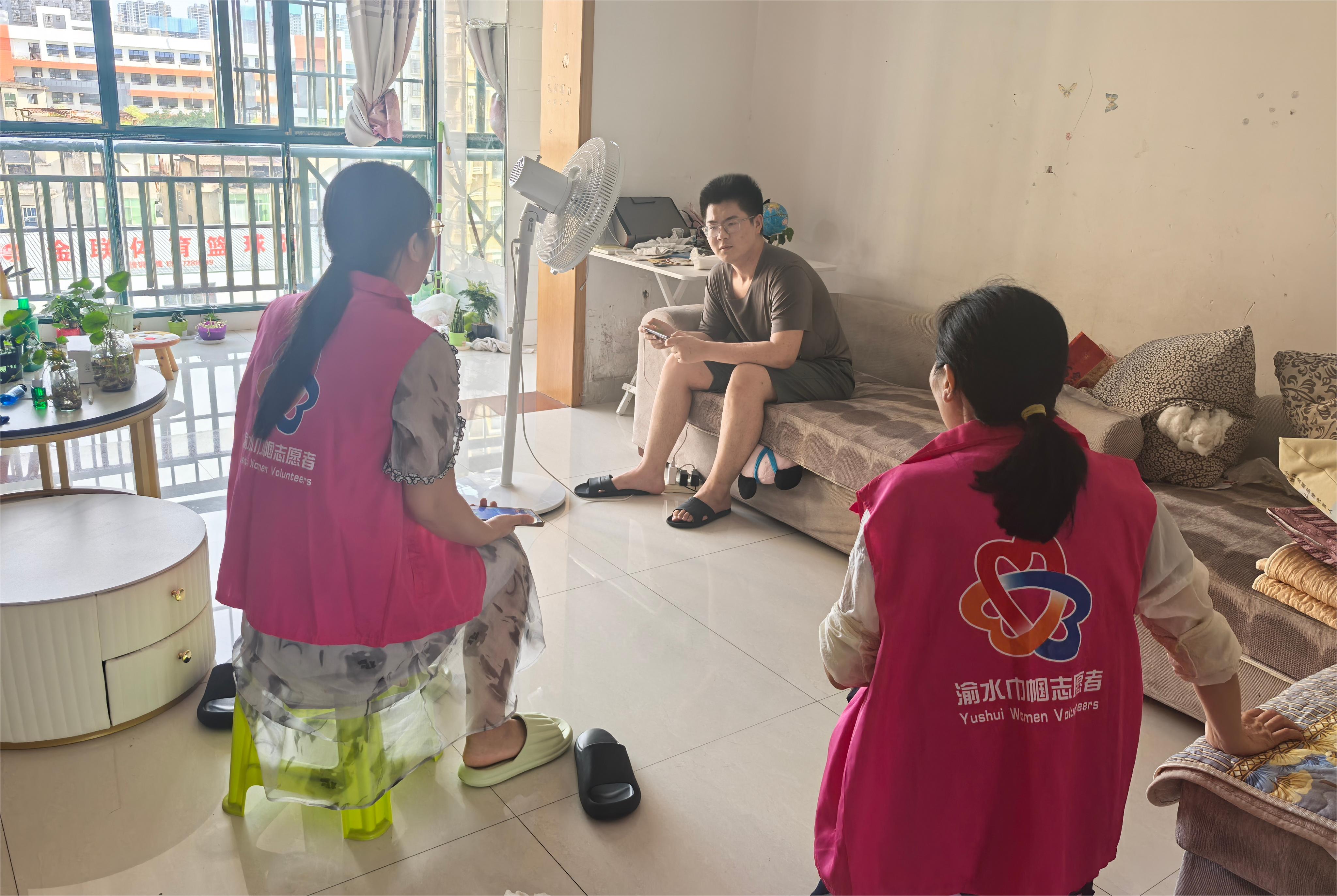 江西省新余市渝水區(qū)城北街道平安路社區(qū)關(guān)工委組織關(guān)工成員、巾幗志愿者走訪轄區(qū)網(wǎng)癮青少年