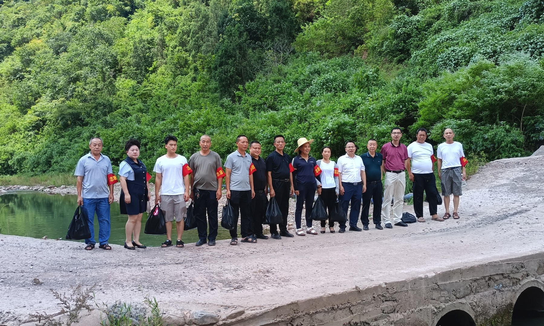 瀘州市關(guān)工委慰問古藺野泳勸導(dǎo)志愿者