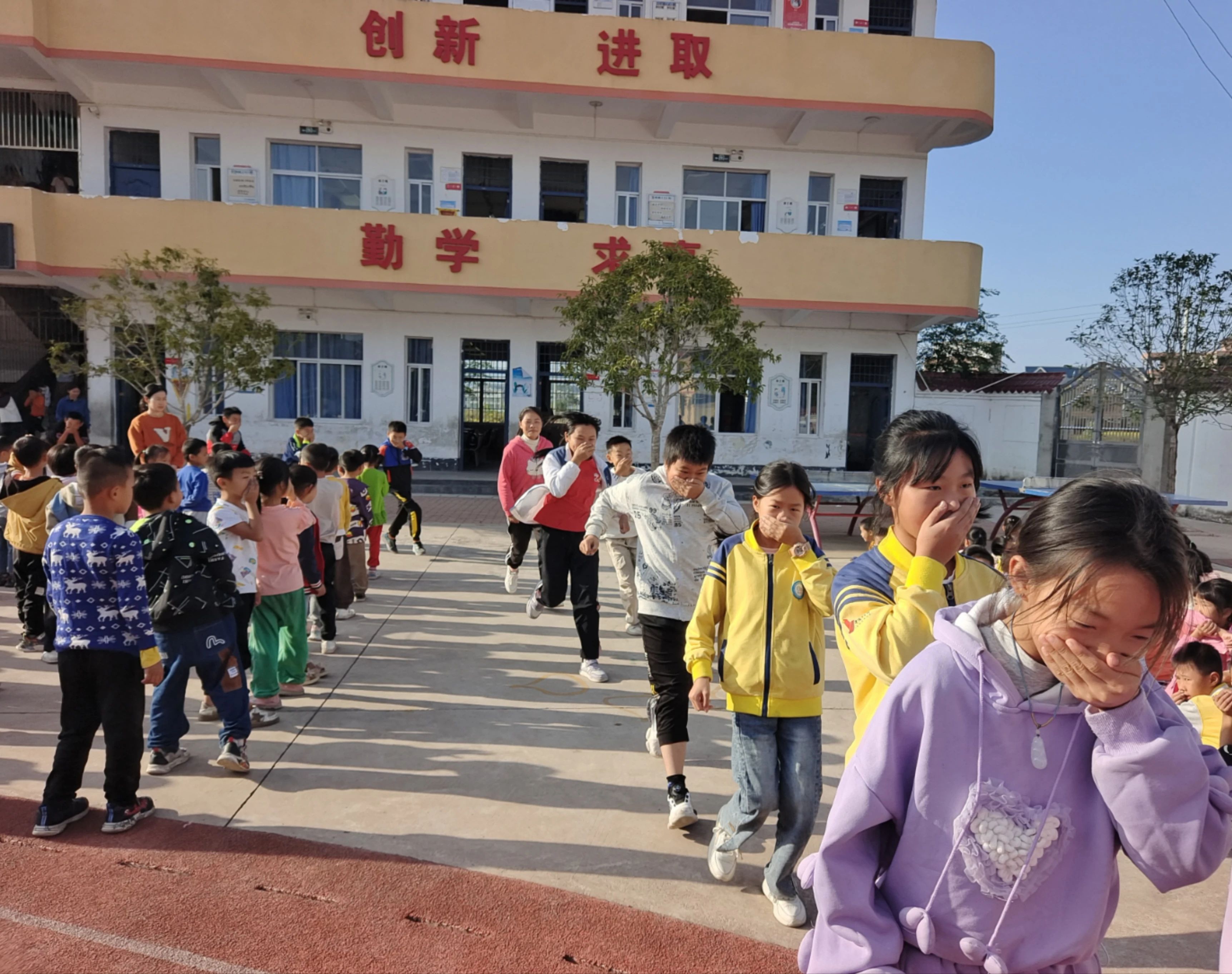 贛州市于都縣新陂中心小學(xué)關(guān)工委開展消防應(yīng)急疏散演練活動