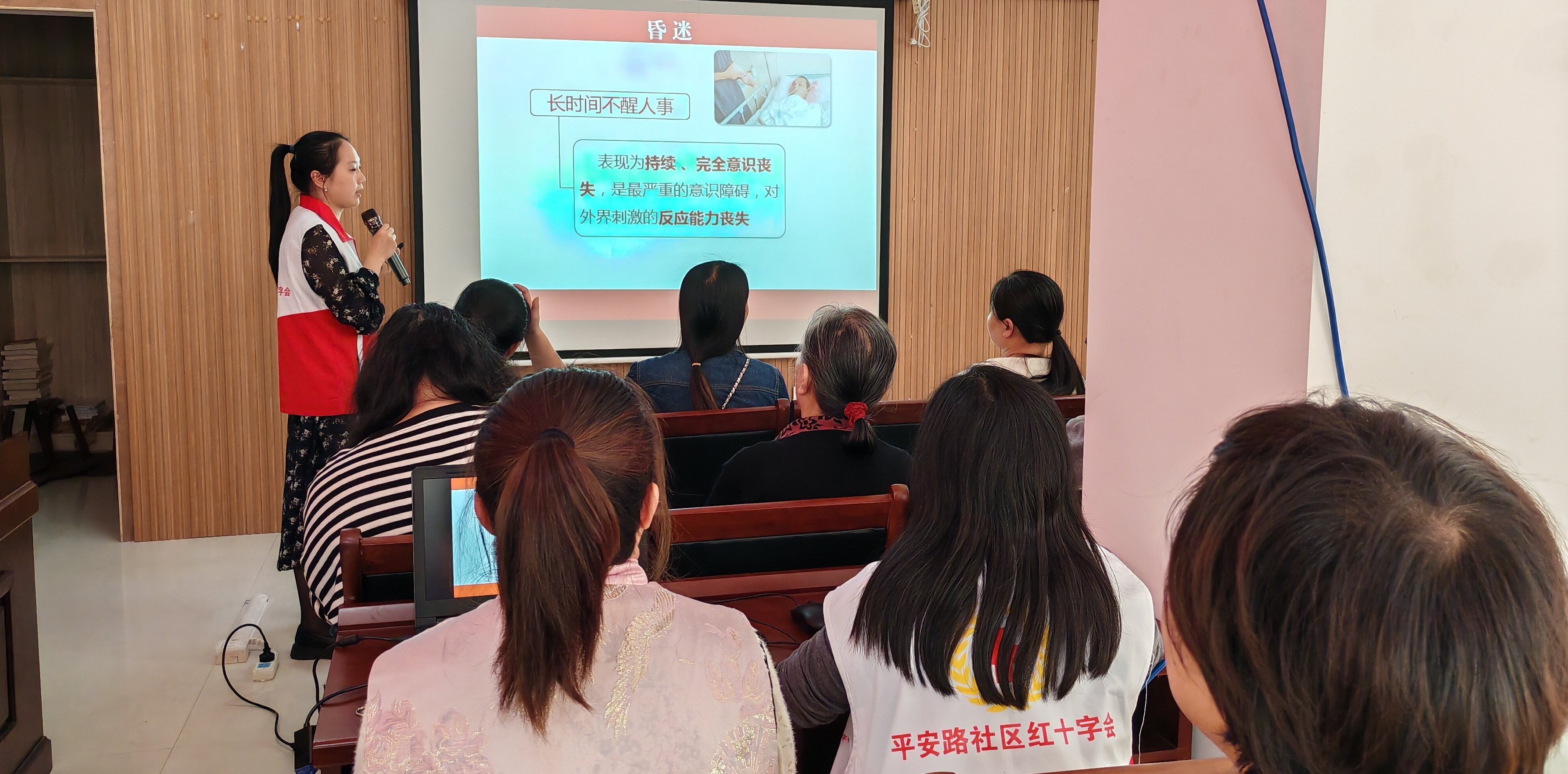 江西省新余市渝水區(qū)城北街道平安路社區(qū)關(guān)工委聯(lián)合渝水區(qū)紅十字會在新時代文明實踐站開展第一期養(yǎng)老護理培訓(xùn)