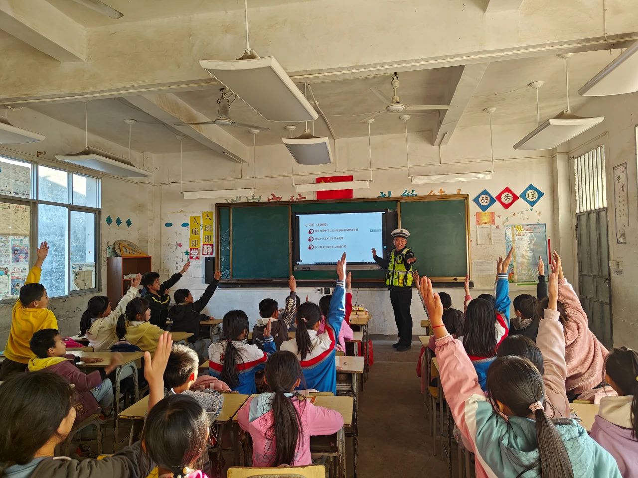 江西省贛州市于都縣禾豐鎮(zhèn)亭子小學關工委開展“文明交通 攜手共創(chuàng)”主題宣傳活動