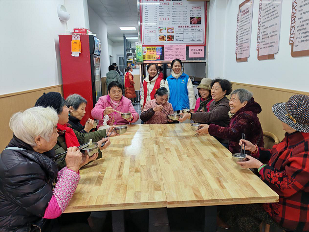 江西省新余市渝水區(qū)城北街道平安路社區(qū)關(guān)工委在幸福食堂開展“情暖冬至， 包 出幸福時光”活動