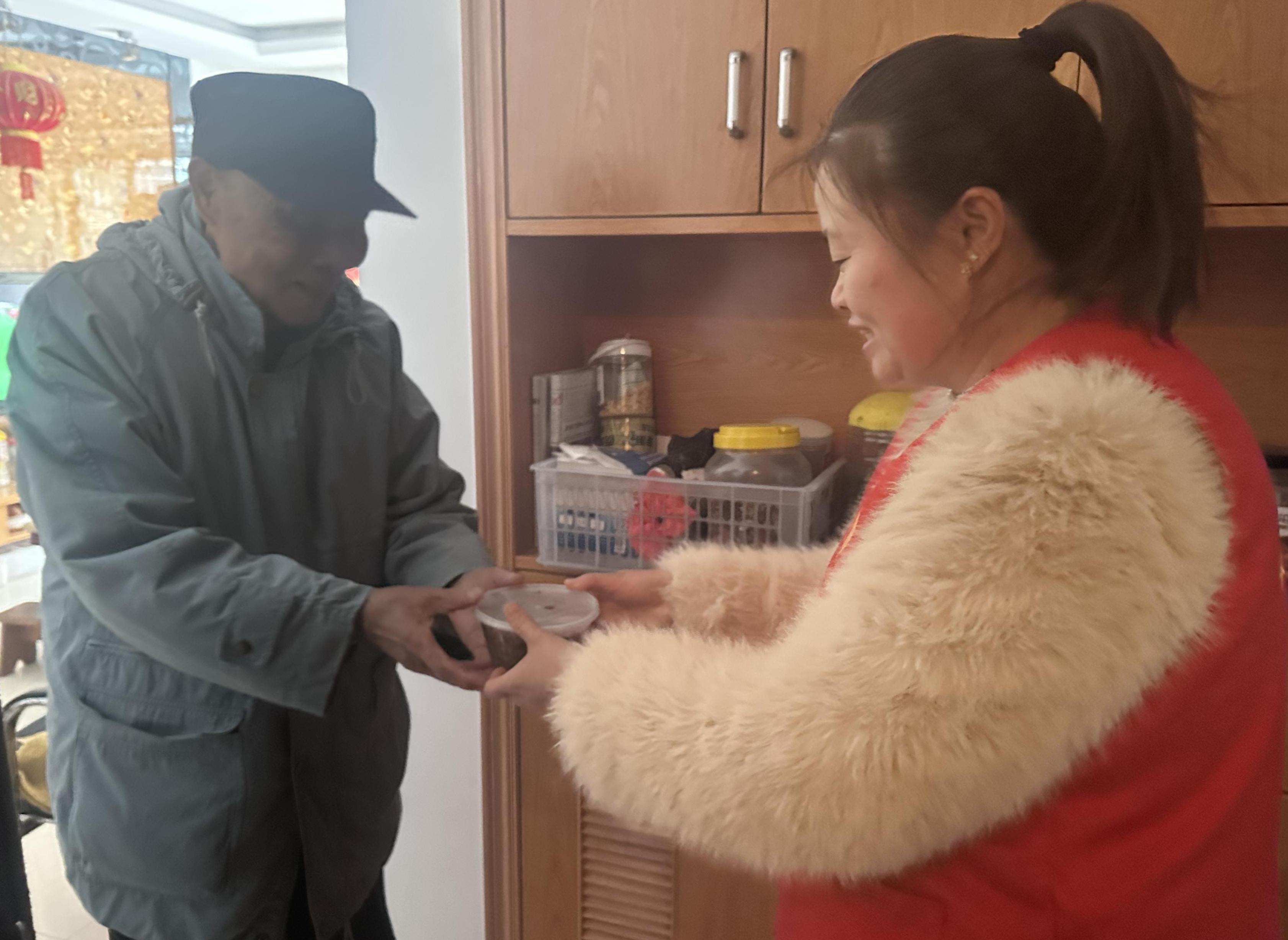 江西省新余市渝水區(qū)城北街道平安路社區(qū)關(guān)工委聯(lián)合凈心志愿者協(xié)會開展“濃情臘八粥，幸福鄰里情”主題活動