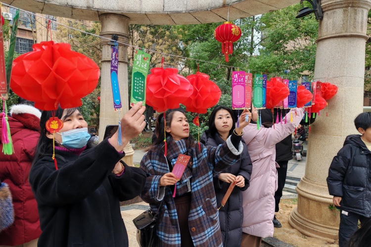 江西省新余市渝水區(qū)城北街道平安路社區(qū)關(guān)工委在月亮灣小區(qū)開展“喜迎元宵 趣味燈謎”主題活動(dòng)