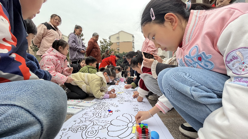 我和春天有個(gè)約會(huì) ——四川省自貢市高新區(qū)瑤灣社區(qū)的小朋友染出美麗的春天