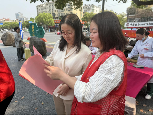 江西省新余市渝水區(qū)城北街道春龍社區(qū)關(guān)工委聯(lián)合新余市安瑞爾婦產(chǎn)醫(yī)院在北湖星城商業(yè)街廣場開展清明節(jié)移風(fēng)易俗系列活動