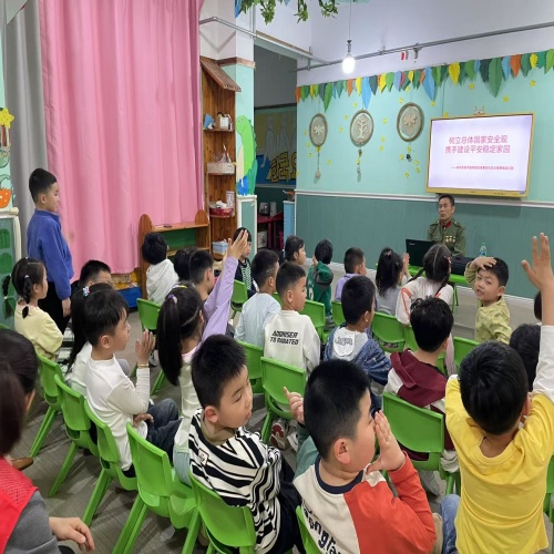 江西省新余市渝水區(qū)城北街道春龍社區(qū)關(guān)工委邀請(qǐng)渝水區(qū)老兵宣講團(tuán)成員胡光明到北湖星城幼兒園進(jìn)行安全教育宣講
