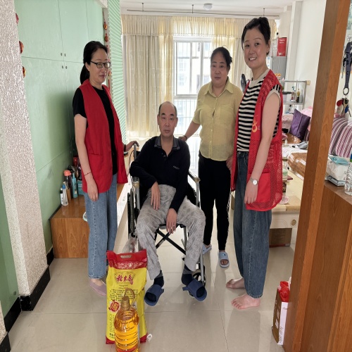 江西省新余市渝水區(qū)城北街道春龍社區(qū)關(guān)工委走訪慰問轄區(qū)困難殘疾人