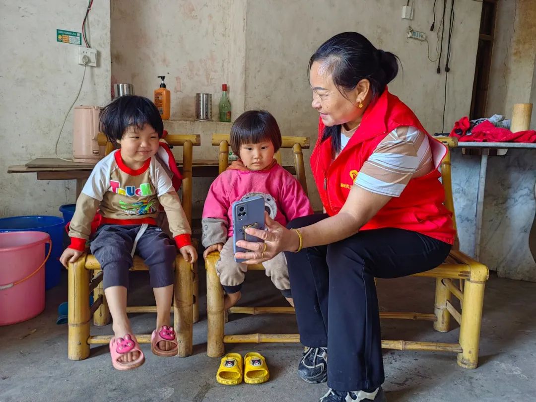 江西省贛州市于都縣葛坳鄉(xiāng)曲洋村關(guān)工委開展“親情連線”志愿服務(wù)活動(dòng)