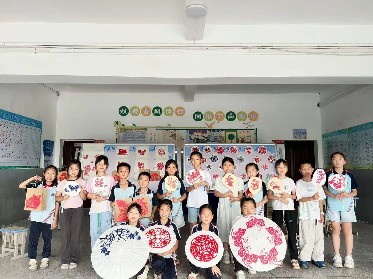 江西省贛州市于都縣陽明學(xué)校關(guān)工委舉辦美術(shù)工作坊剪紙藝術(shù)展示活動