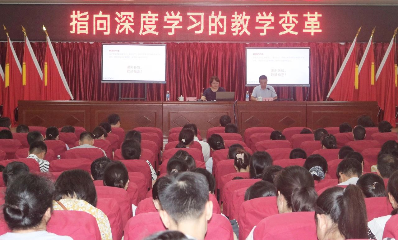 上海交大附中附屬嘉定德富中學(xué)黨支部書記、校長(zhǎng)王冰走進(jìn)江西省贛州市于都中學(xué)初中部關(guān)工委講學(xué)