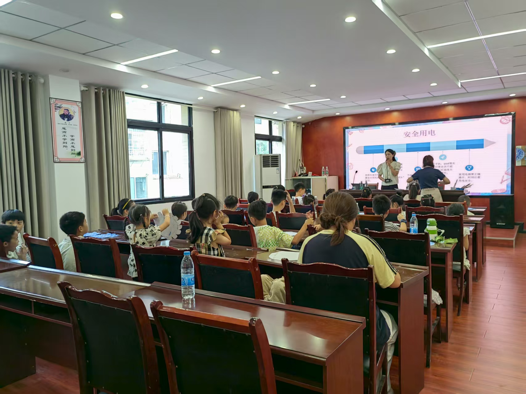 助力“愛心蜀托” 守護(hù)童心假期——四川省自貢市匯東實(shí)驗(yàn)學(xué)校志愿者助力鄉(xiāng)村“愛心蜀托”活動(dòng)