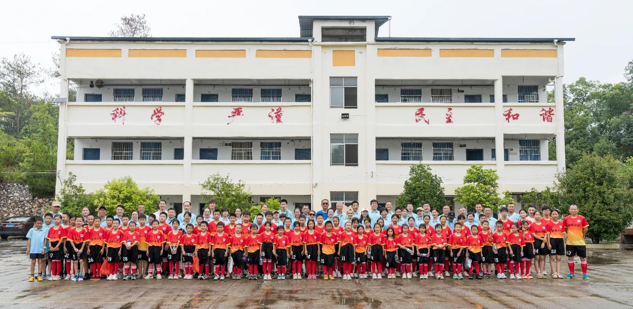 上海愛心團(tuán)隊(duì)再訪江西省贛州市于都縣鄉(xiāng)村小學(xué)，助力孩子逐夢綠茵